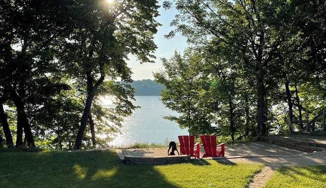 Cozy 2-bedroom Lake cabin in Alexandria Area with private lakeshore.