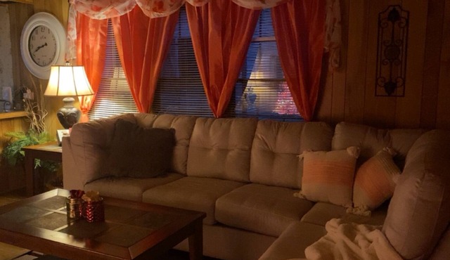 Cozy 2-bedroom lake camp house in fantastic Homer with WiFi and lake access