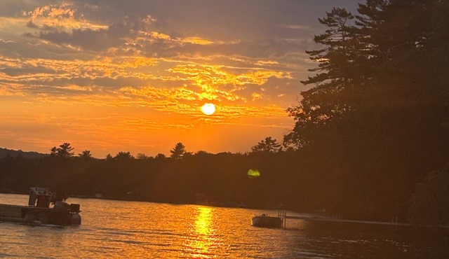 Cozy 2-bedroom lake house with loft in adorable Smithfield with AC