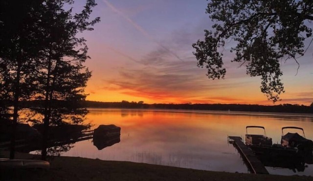 Cozy - 2 Bedroom, Lakefront Cottage UMich and MSU