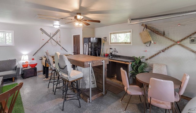 Cozy 2-bedroom lakeside cabin with game room near Casino-Pet Friendly
