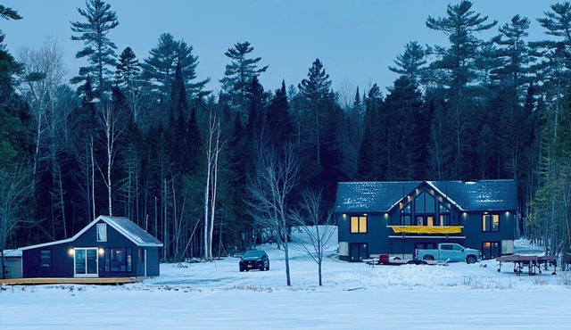 Cozy 2-bedroom lakeside cabin with direct trail access