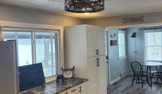 Cozy 2-bedroom Lakeview cottage in quaint Decatur with AC