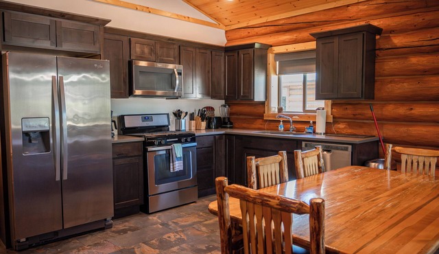 Cozy 2-Bedroom Log Cabin Retreat Near Town – Full Kitchen