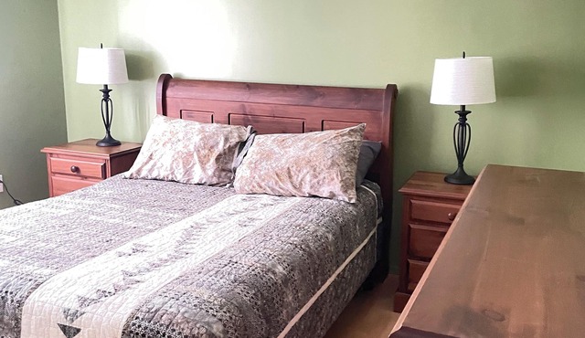 Cozy 2 bedroom located in Gros Morne, Shallow Bay Beach. Admiring sunsets