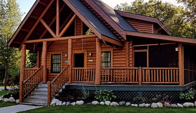 Cozy 2-bedroom lodge near Higgins Lake with WiFi, AC