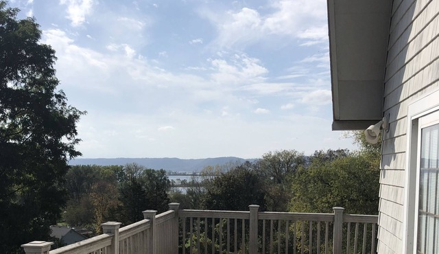 Cozy 2 bedroom loft cabin w/ gas fireplace, large deck, & plentiful boat parking