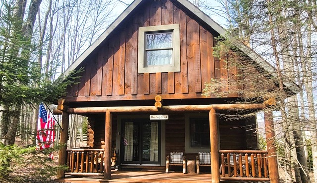 Cozy 2-Bedroom Log Cabin w/Hot Tub & Fireplace — Ski at Wisp & Walk to Lake