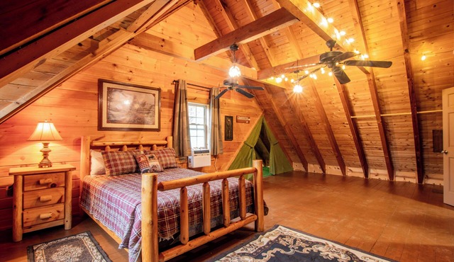Cozy 2-bedroom log home in tranquil Hanceville, Alabama. Relax and escape