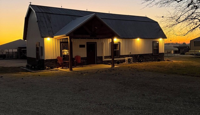 Cozy 2-bedroom Milking Parlor in peaceful Logan County near Russellville with AC