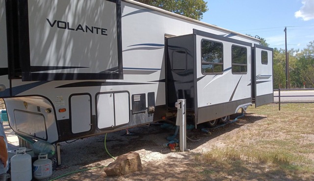 Cozy 2-bedroom mobile home in welcoming Mineral Wells with WiFi, AC