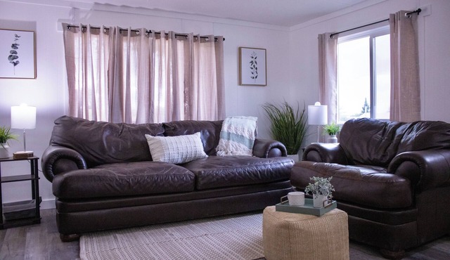 Cozy 2-bedroom mobile home in lovely Encampment with AC, WiFi