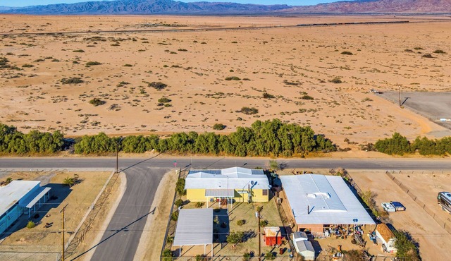 Cozy 2-bedroom mobile home in terrific Bombay Beach with AC