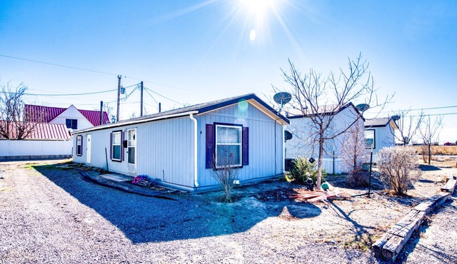 Cozy 2-bedroom mobile home in charming Pecos with AC