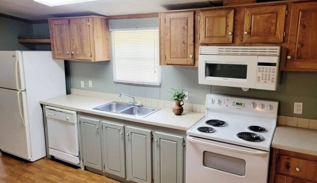 Cozy 2-bedroom mobile home near work and play
