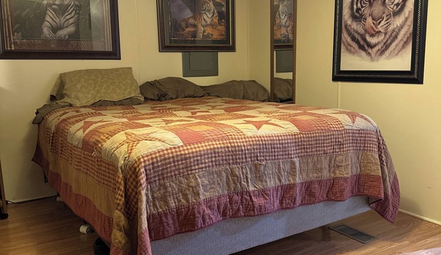 Cozy 2-bedroom mobile home in charming Lexington with AC, WiFi. Attractions!