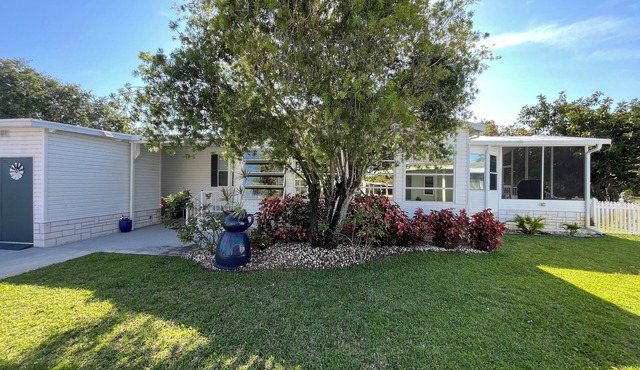 Cozy 2-bedroom mobile home in enjoyable Barefoot Bay, Florida.