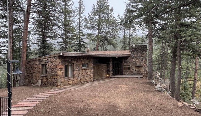 Cozy 2-bedroom mountain chalet with views in quaint Kittredge near red rocks
