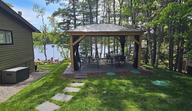 Cozy 2 bedroom Muskoka Lakefront Cottage. Western Sunset,Hot Tub,EV Charger,WiFi