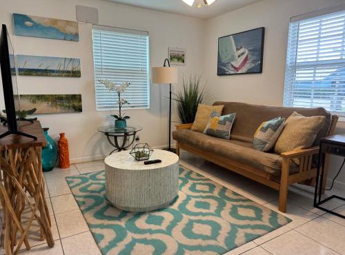 Cozy 2 bedroom near intercoastal & beaches