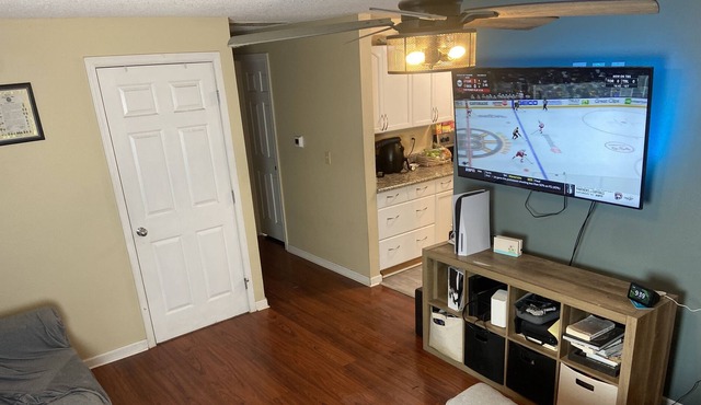 Cozy 2 bedroom near mall