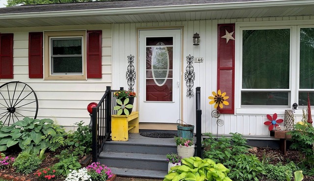 Cozy 2 bedroom, non smoking home 20 minutes from EAA! Pet friendly.