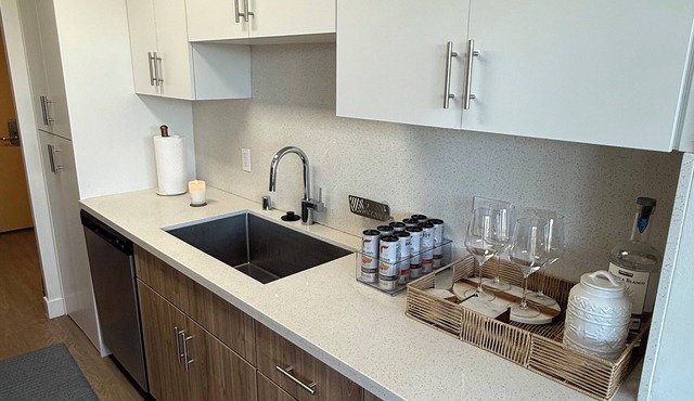 Cozy 2-bedroom Oasis apartment in Santa Monica, w/all amenities optimal Location