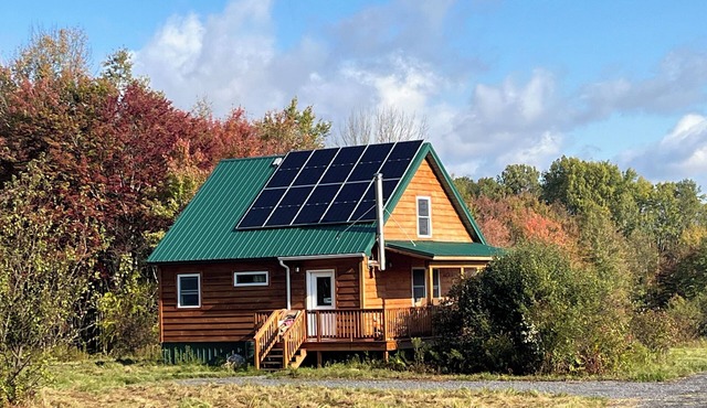 Cozy 2-bedroom off-grid cabin in charming, picturesque Newport
