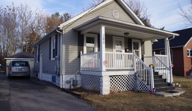 Cozy, 2 bedroom, Pet-Friendly Home Near Knox College!