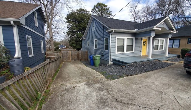 Cozy 2-bedroom, pet-friendly house in Atlanta with fenced-in back yard.