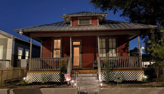 Cozy 2-bedroom pet friendly Historic Old Cigar House