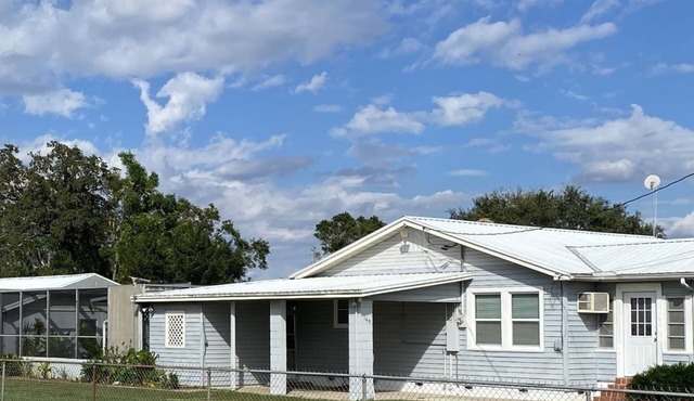 Cozy 2-bedroom pool home in the country 4 miles from downtown Lake Wales
