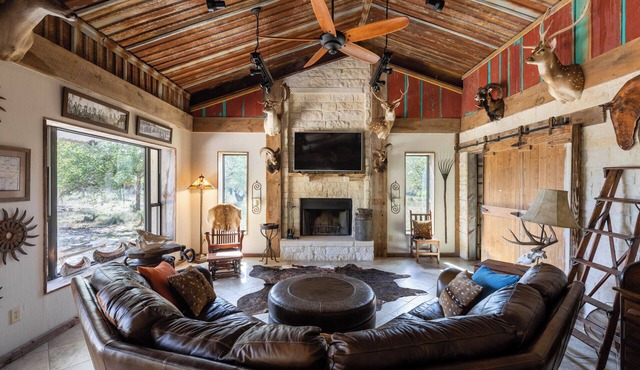 Cozy 2-Bedroom Ranch House in Mountain Home, TX – AC, WiFi & Hill Country Charm!