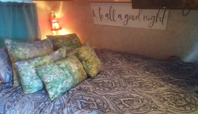 Cozy 2-bedroom recreational vehicle in charming Fair Play with AC