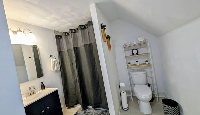 Cozy 2-bedroom renovated house in Beloit with AC