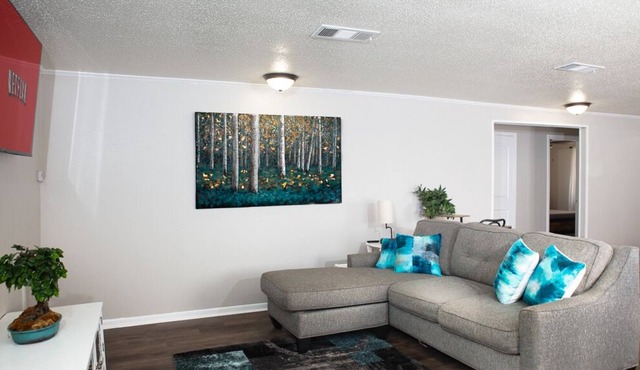 Cozy 2 bedroom rental unit w/ free oversize parki
