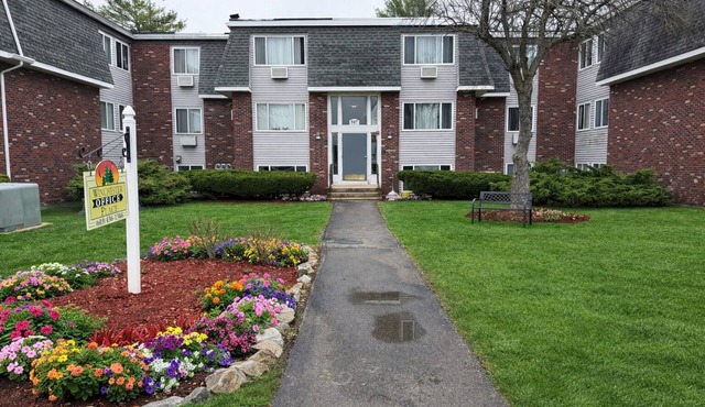 Cozy 2 bedroom retreat on quiet Ledgewood Dr! Minutes to Downtown Portsmouth!