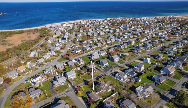 Cozy 2 bedroom retreat just minutes from Town Neck Beach with central AC