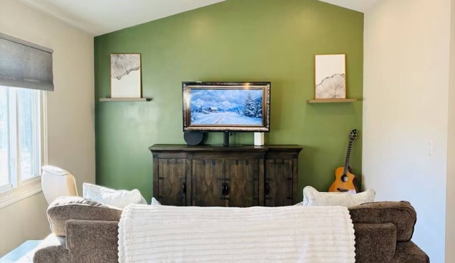 Cozy 2-bedroom retreat in Fridley with Treehouse vibes
