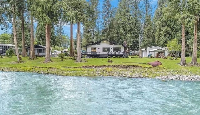 Cozy 2-bedroom riverfront house with a hot tub, AC, WiFi