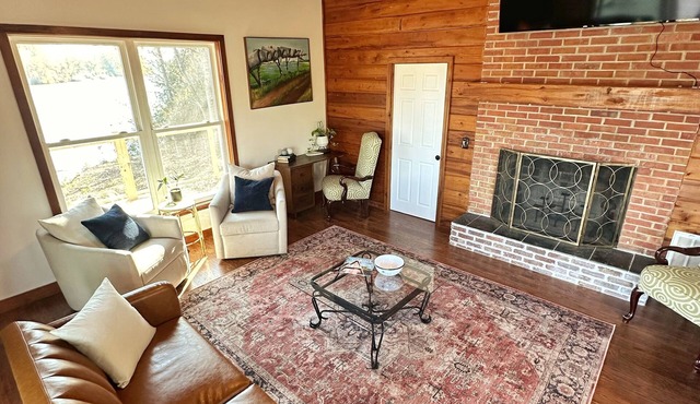 Cozy 2-Bedroom River Front Cabin in Columbus, MS