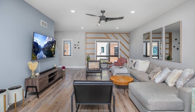 Cozy 2-bedroom river walk townhome in superb South Bend with AC