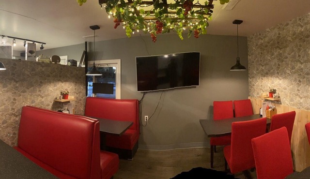 Cozy 2 bedroom river view suite with licensed restaurant on site