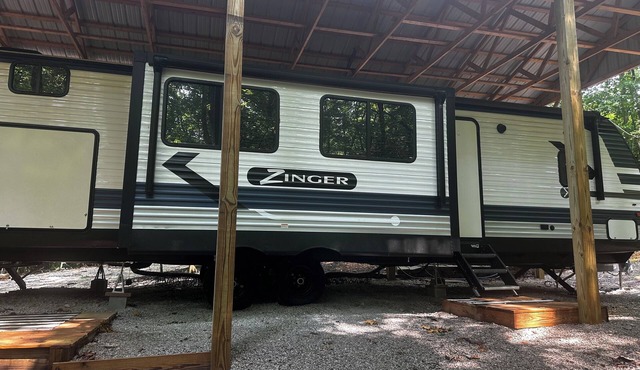 Cozy 2-bedroom RV 1.5 miles from Wolf Creek Marina, Lake Cumberland KY