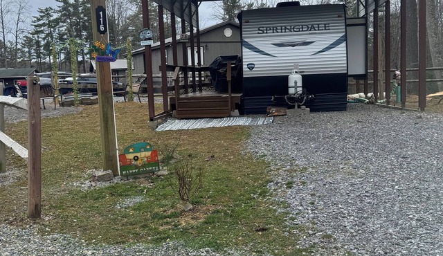 Cozy 2-bedroom RV in amazing Pipestem with AC, WiFi and Heat Smart TV