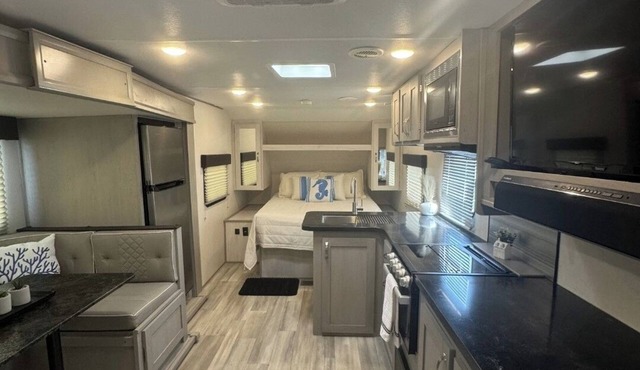 Cozy 2-bedroom RV in brilliant Galliano with AC