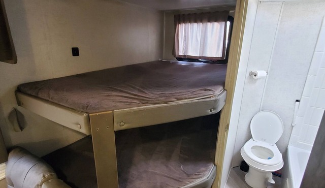 Cozy 2-bedroom RV in charming Lutz with AC, WiFi on an acre of property