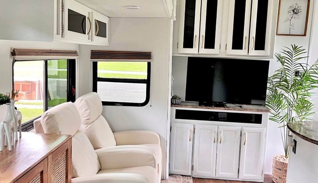 Cozy 2-bedroom RV in excellent Valrico/Tampa with WiFi, AC, Heat, Hot water