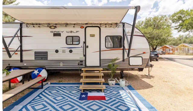 Cozy 2-bedroom RV in fantastic Austin with fitness room, AC