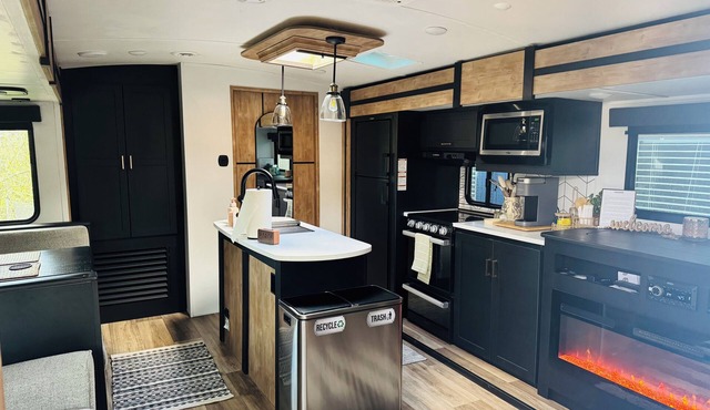 Cozy 2-bedroom RV in welcoming Beaverton with AC, WiFi